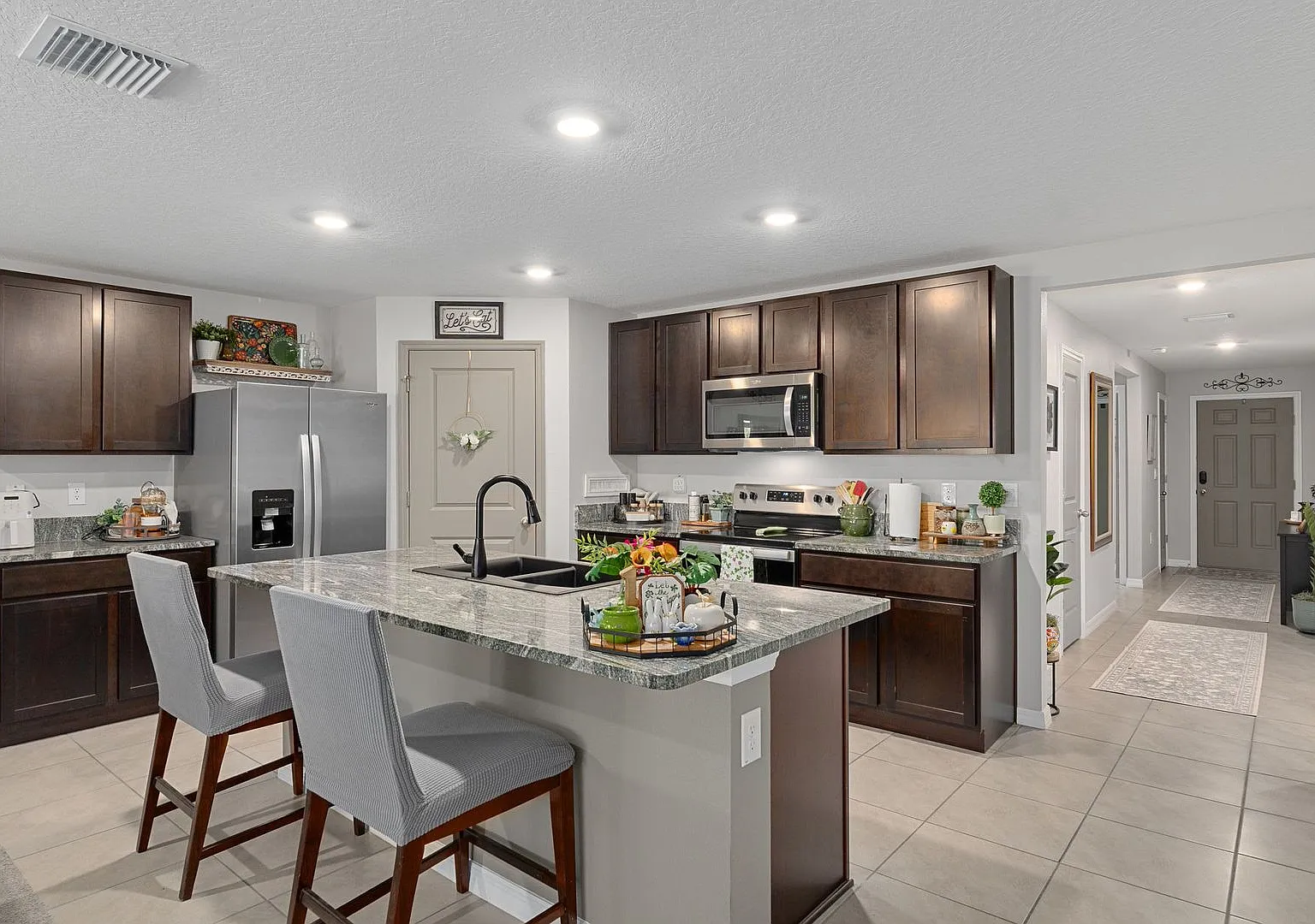 Beautiful 4 Bedroom Home in Gated Golf Course Community — Photo 2
