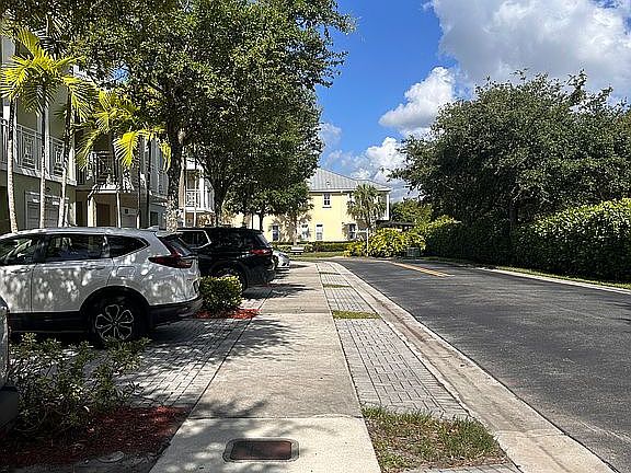 3rd image of 10702 NW 77th St