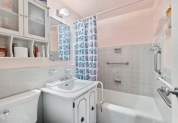 5th image of 3 Fordham Hill Oval APT 4E