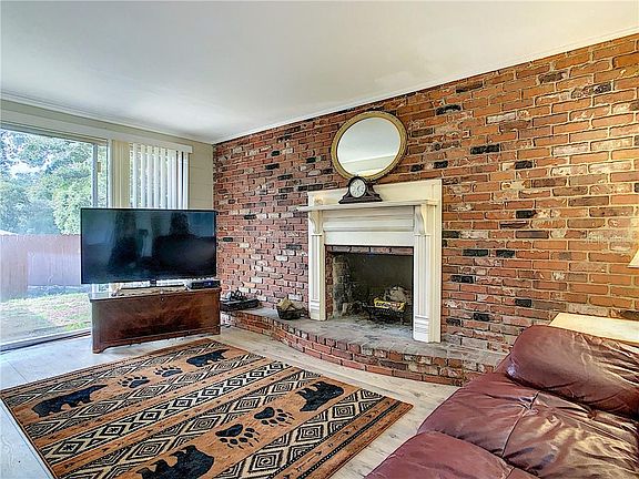 4th image of 553 E Hillcrest St