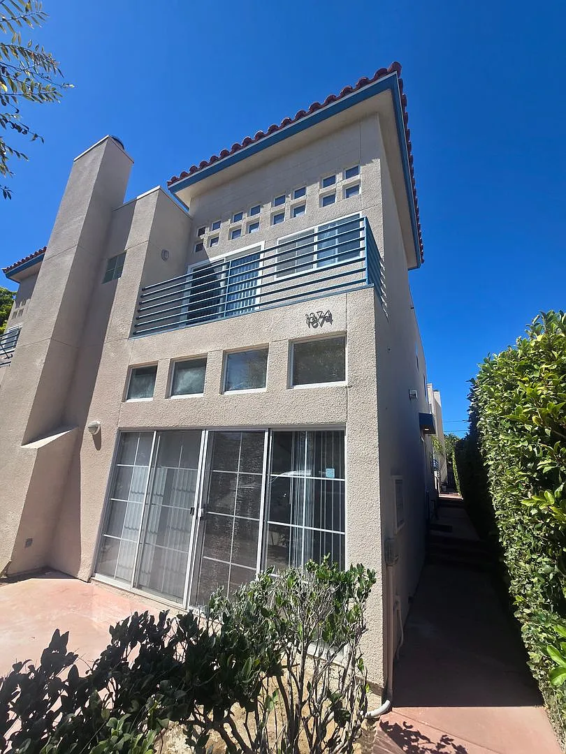 Three Bedroom Townhouse in Pacific Beach - Garage Parking - Remodeled — Photo 1