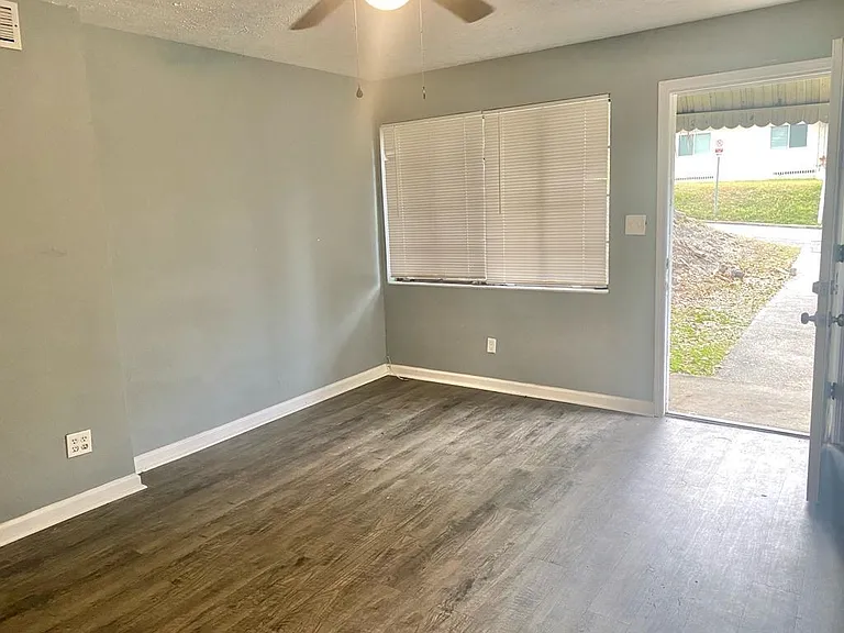 324 E Pershing St — Photo 4