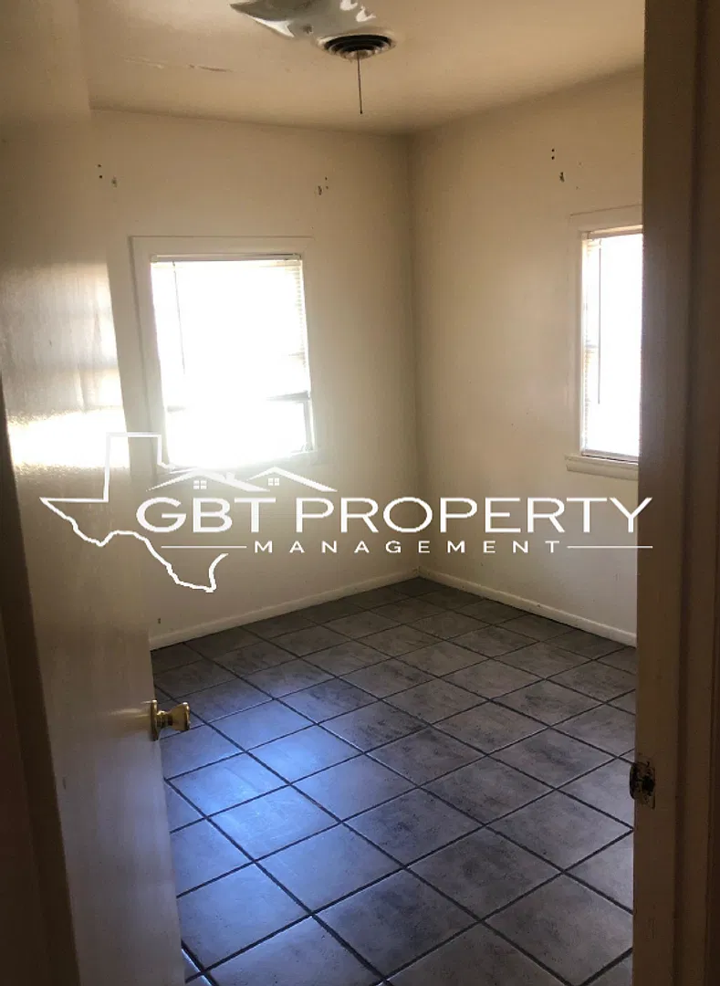 1 Bedroom & 2 Bedroom Apartments — Photo 1