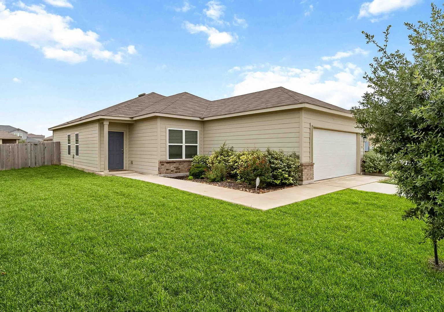 Beautiful 3-bed, 2-bath home for lease in a fabulous Converse neighborhood! — Photo 3