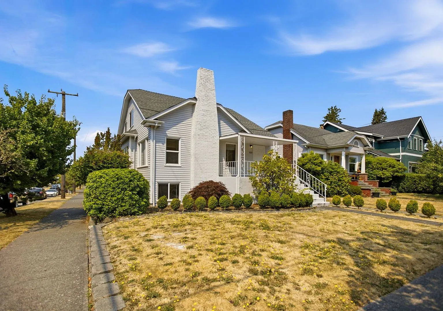 Steps from Green Lake ,6 bed 3 bath home with 2 kitchens and 2 laundry rooms. — Photo 2