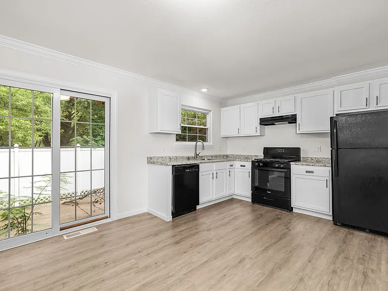 1392 Langholm Dr — Photo 7