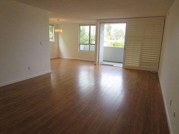 3rd image of 1547 N Hayworth Ave