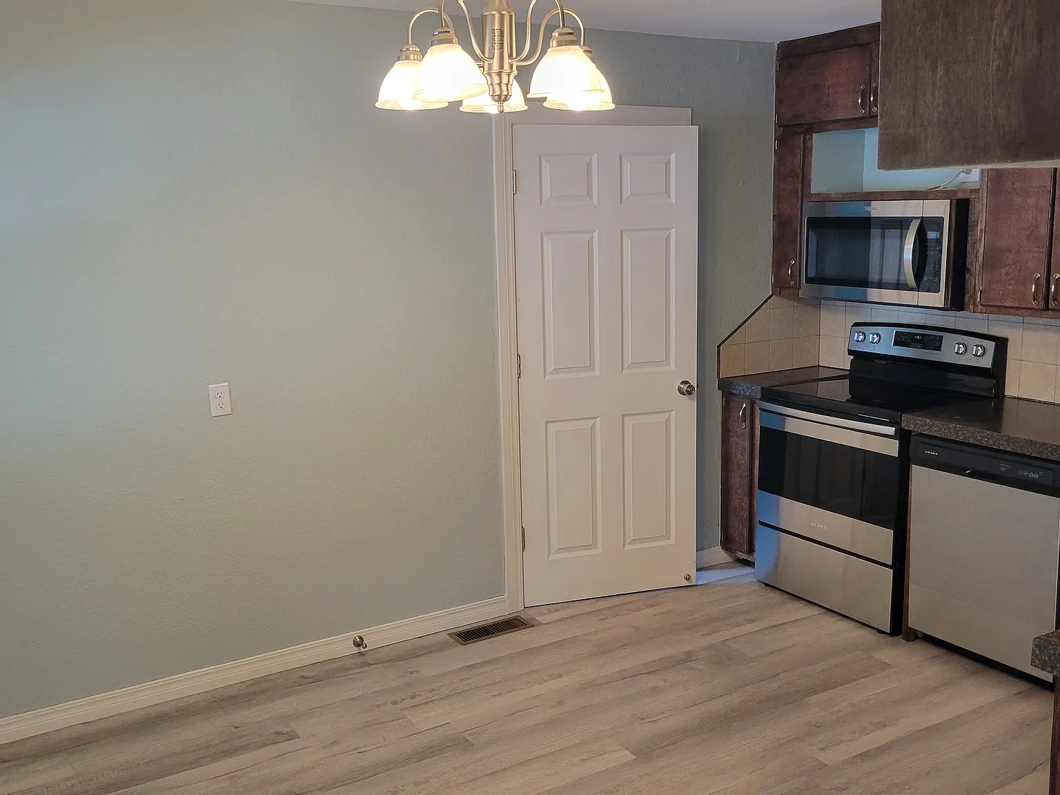 3 bed, 1000 sqft, $1,400 — Photo 4
