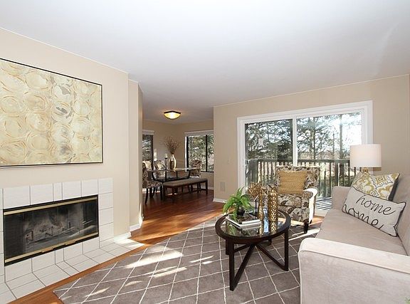 3rd image of 957 Longmeadow Ct #1