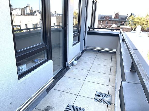 4th image of 62 E 21st St