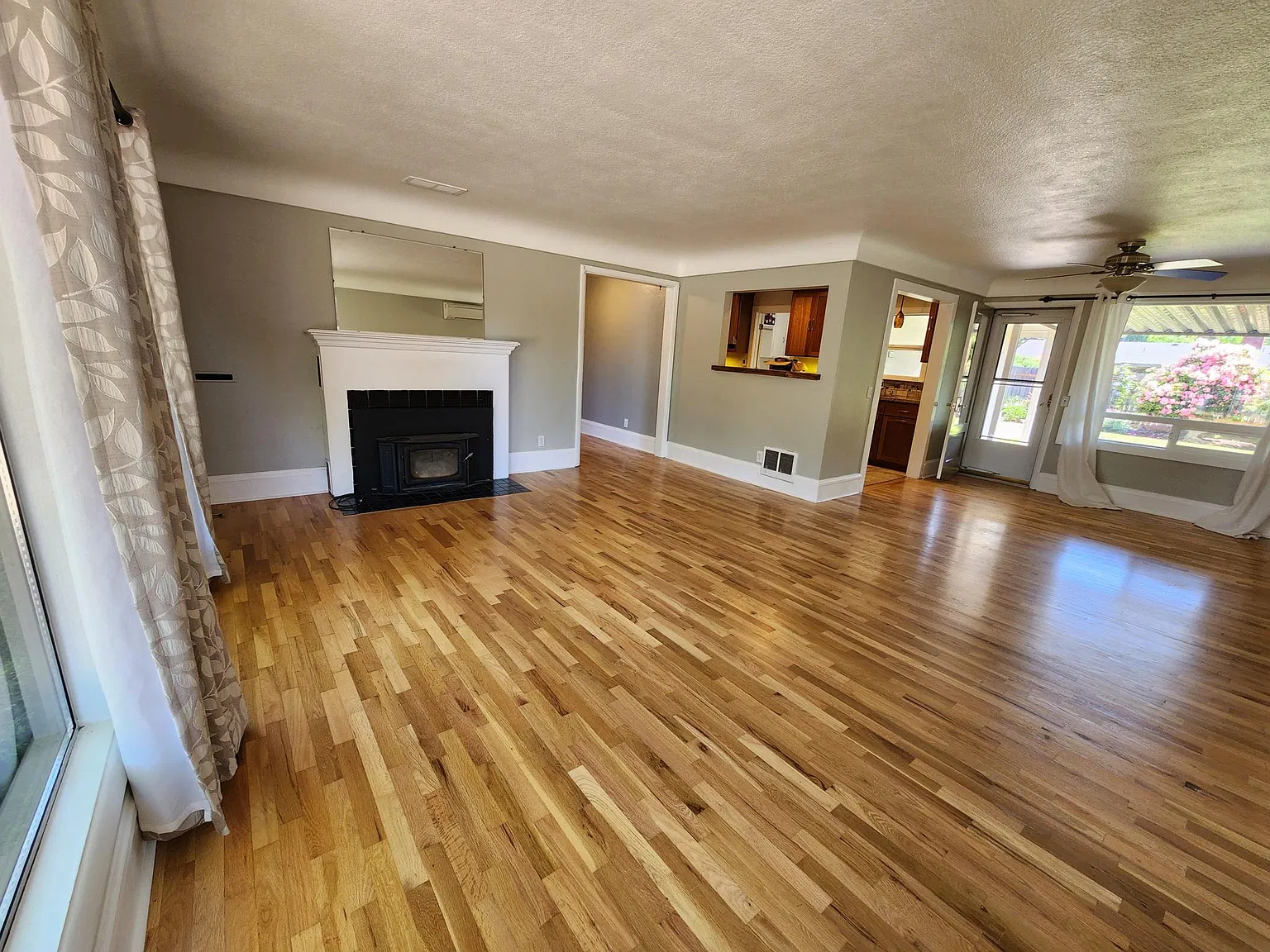3 bed, 1448 sqft, $2,300 — Photo 4