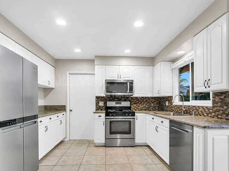 120 Green Ave — Photo 6