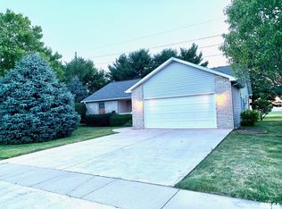 11 Catalina Ct, Jacksonville, IL 62650