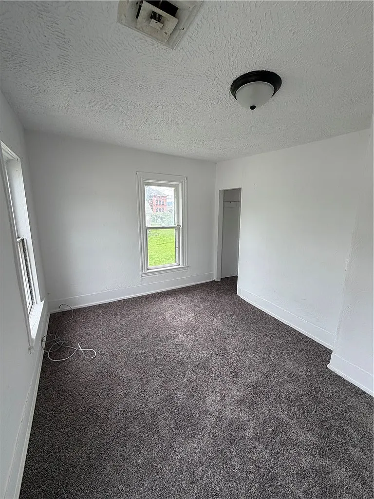 3 bed, 1.0 bath, 2528 sqft, $1,500 — Photo 4