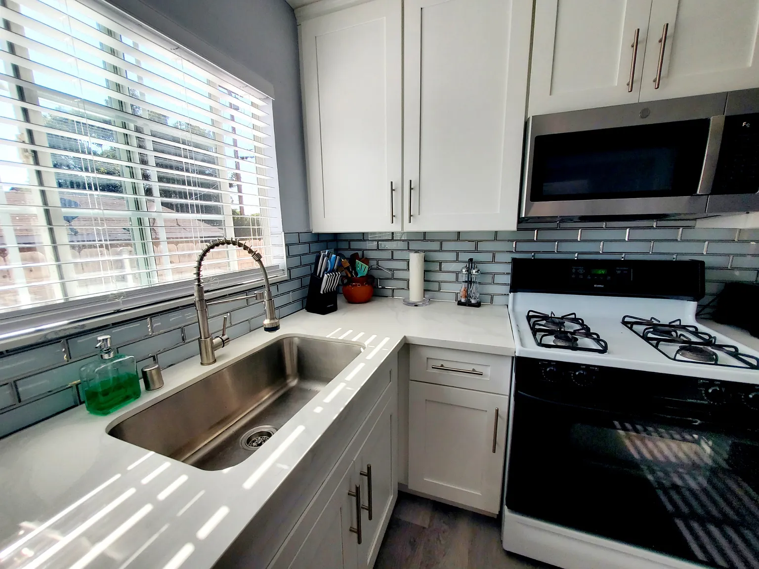 4 bed, 3000 sqft, $1,100 — Photo 3