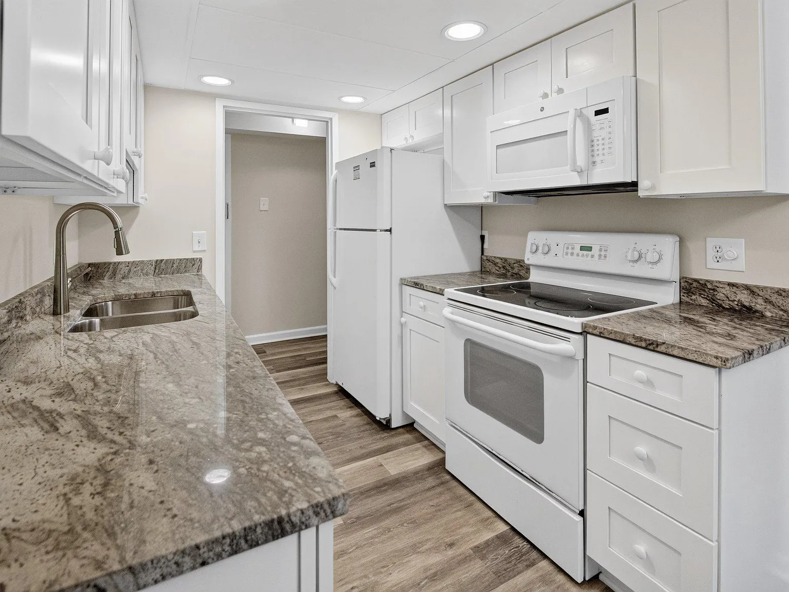 2 bed, 2.0 bath, 894 sqft, $2,250 — Photo 4