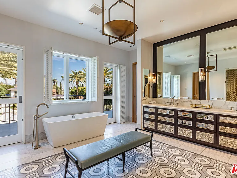 618 N Beverly Dr — Photo 17