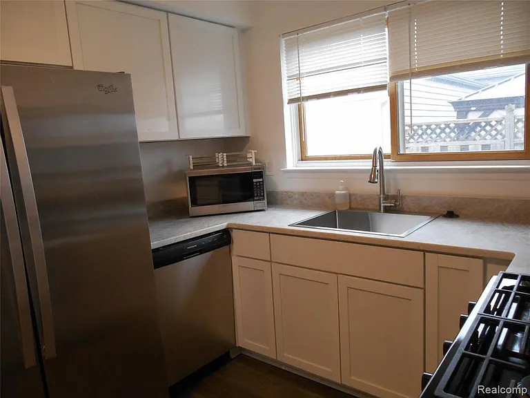 1440 W Elmwood Ave — Photo 7