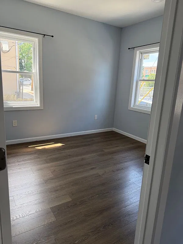3 bed, 1.0 bath, 1397 sqft, $2,400 — Photo 2