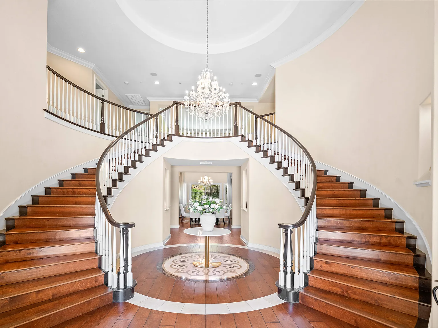 5 bed, 4550 sqft, $9,000 — Photo 2