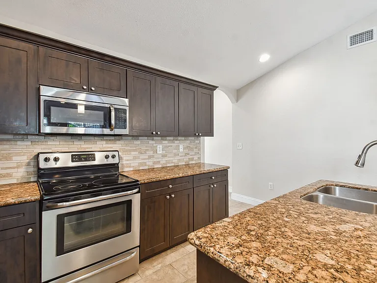 2321 W Beach St — Photo 10