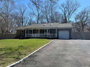 16 Southfield Rd, Middle Island, NY 11953