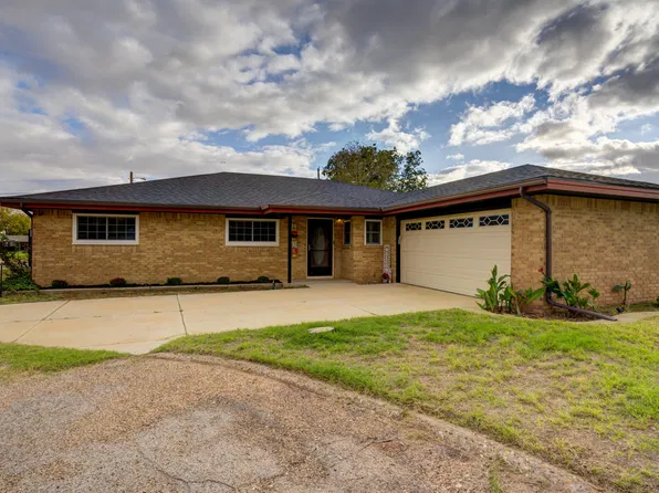 1410 2nd St, Plains, TX 79355