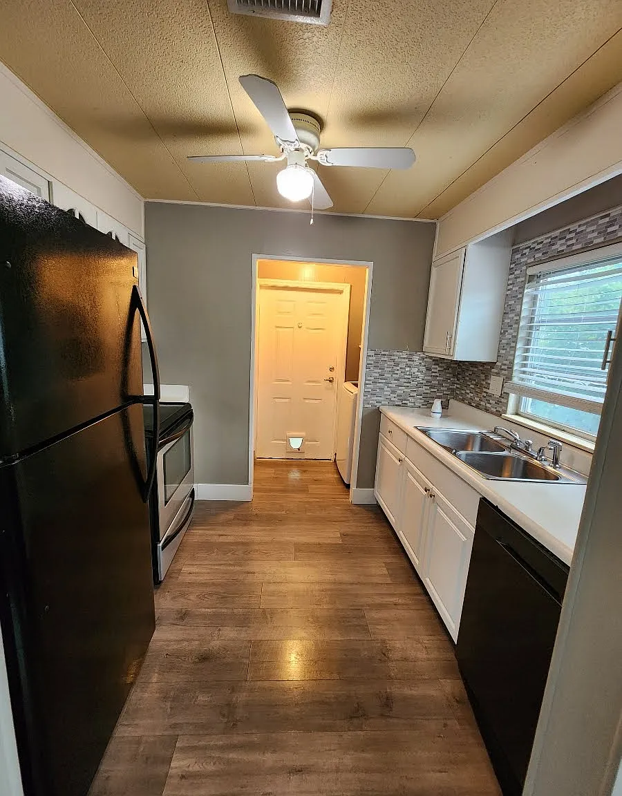 2 bed, 1300 sqft, $2,050 — Photo 2
