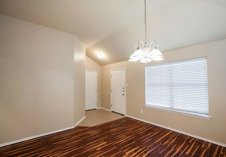 709 Alder Dr — Photo 5