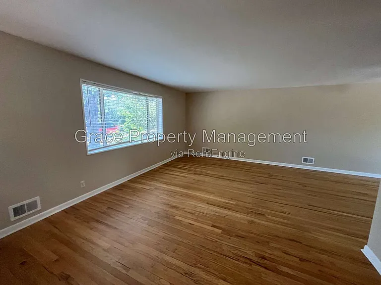 10541 Livingston Dr — Photo 4