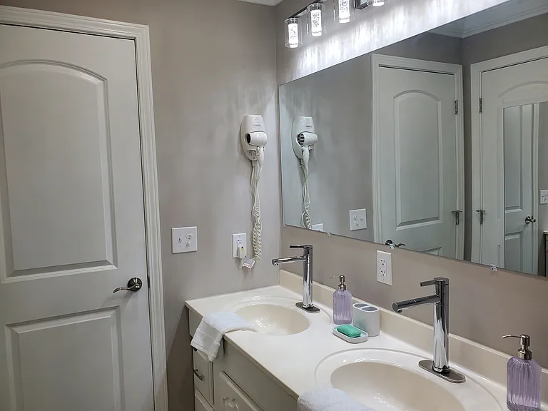 210 S Lynn Ave — Photo 54