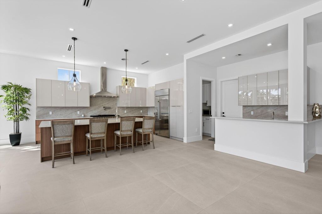 310 SE 9TH Court, photo 6