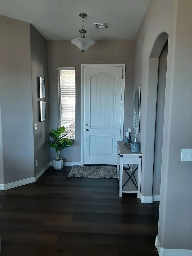 Beautifully 3 Bedroom Furnished Home In Granville — Photo 3