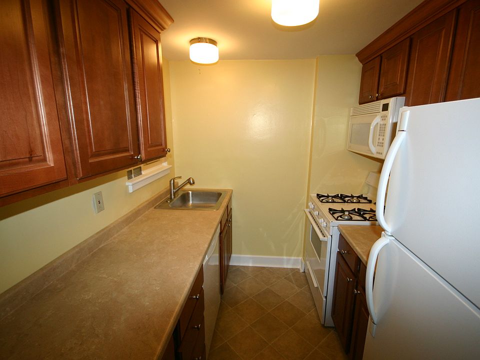 Kitchen w Microwave, Gas Range, Dishwasher