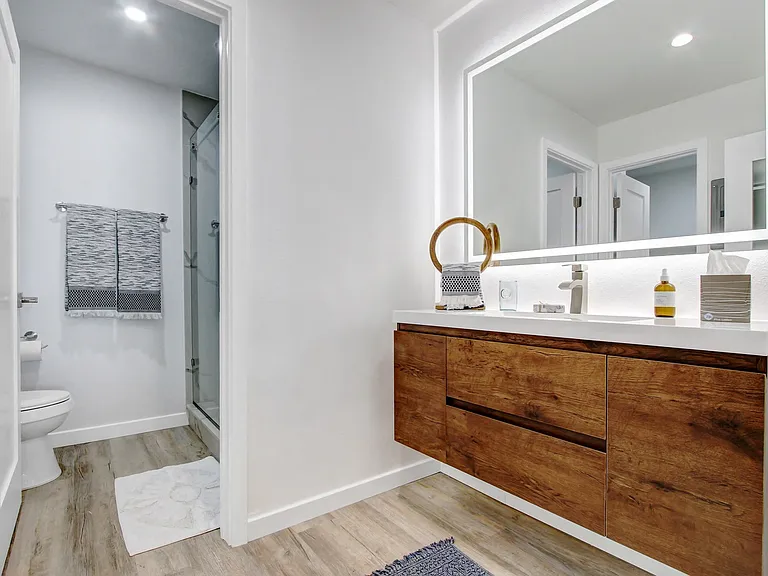 Single vanity area with LED mirrored lights