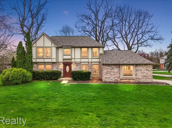 22797 Shadowglen Dr, Farmington Hills, MI 48335