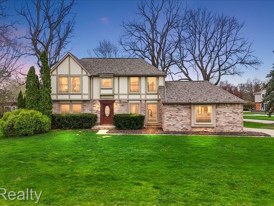 22797 Shadowglen Dr, Farmington Hills, MI 48335