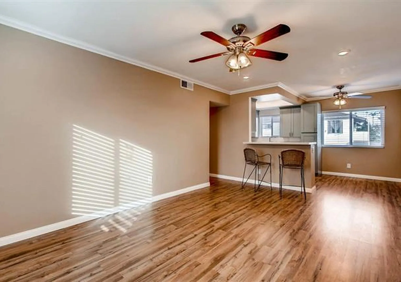 University Heights Upgraded 2 Bedroom With 2 Parking Spaces! — Photo 4