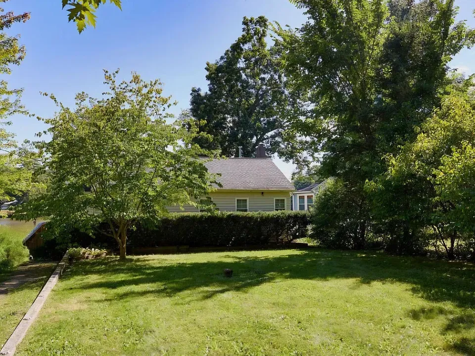 36 Beach Dr