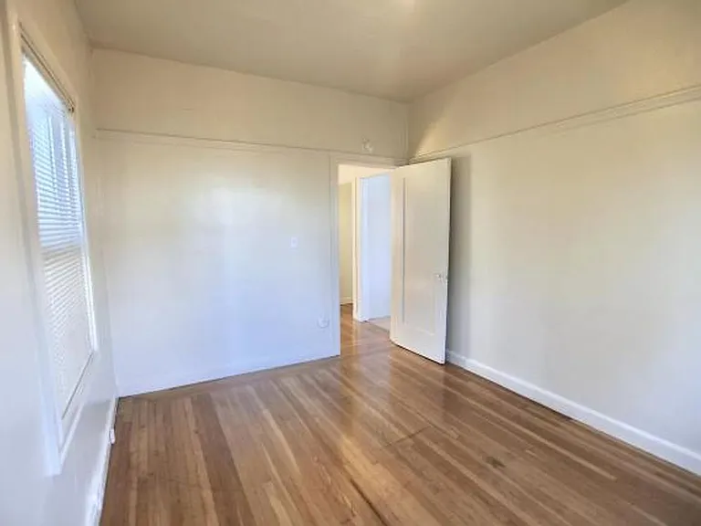 Very Large 1 Bedroom Apartment (Has Been Used As A 2 Bedroom) — Photo 9