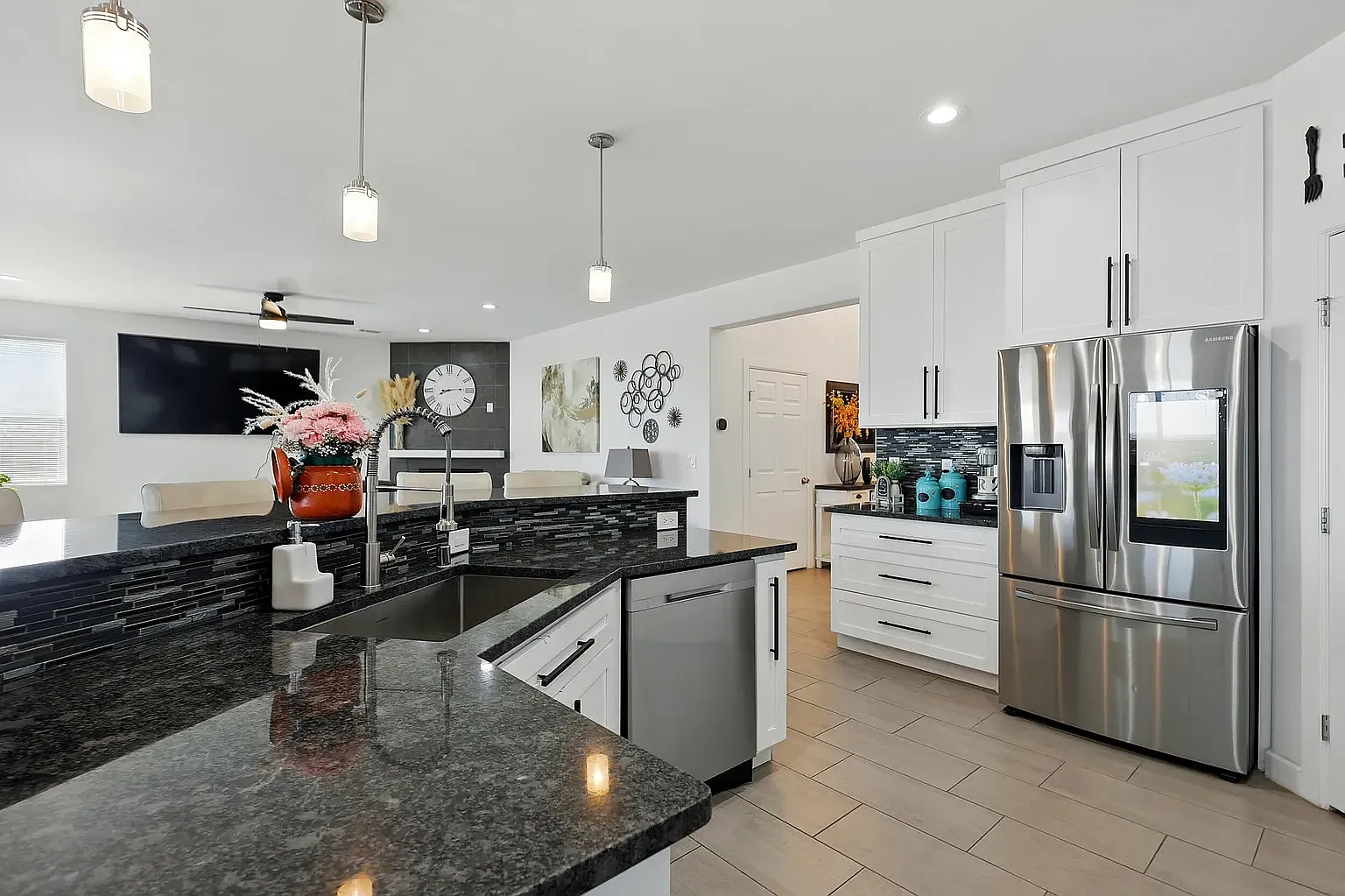 4 bed, 2581 sqft, $4,500 — Photo 2