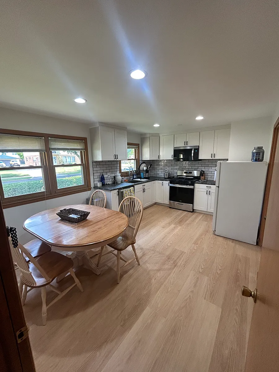 Building Photo - 3255 S 80th St #1