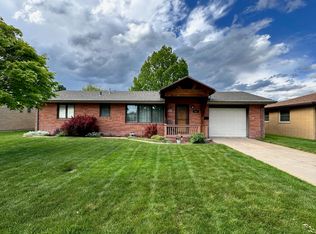 1811 Cedarberry Rd, North Platte, NE 69101