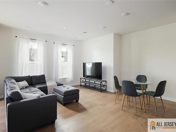 4th image of 228 Peyton Pl #121
