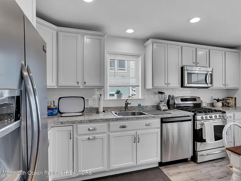 24 Virginia Ave — Photo 16