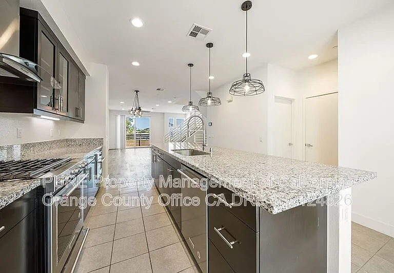 661 W 17th St — Photo 27