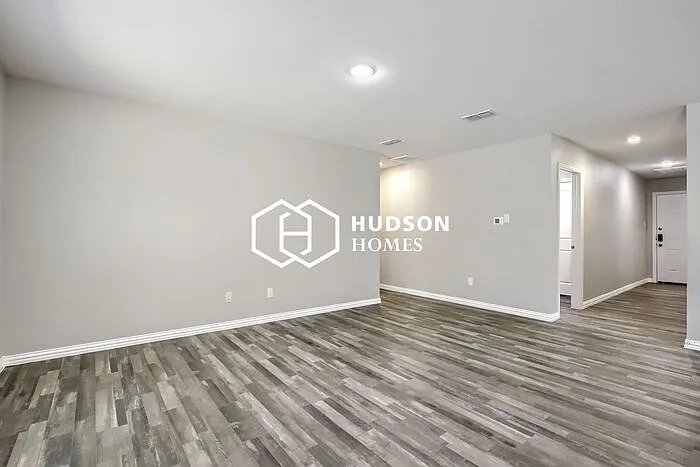 3 bed, 2.0 bath, 1298 sqft, $1,545 — Photo 3