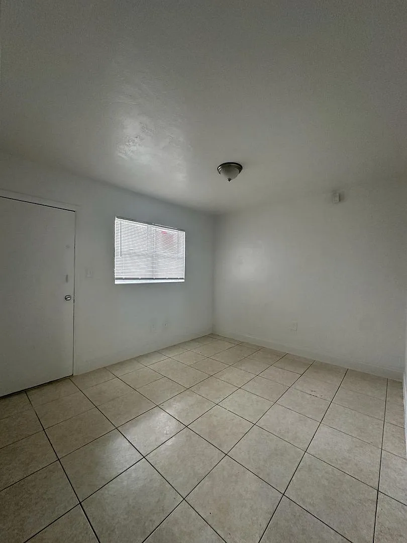 1545 NW 8th Ave — Photo 3