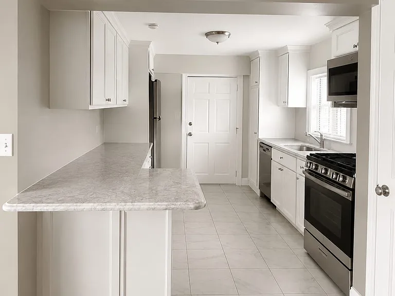 32 Market St #10 — Photo 1