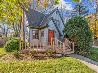 775 Wing St, Elgin, IL 60123